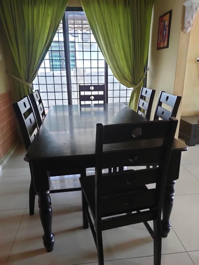 Roemahkoe Holidayhome Malacca Екстериор снимка